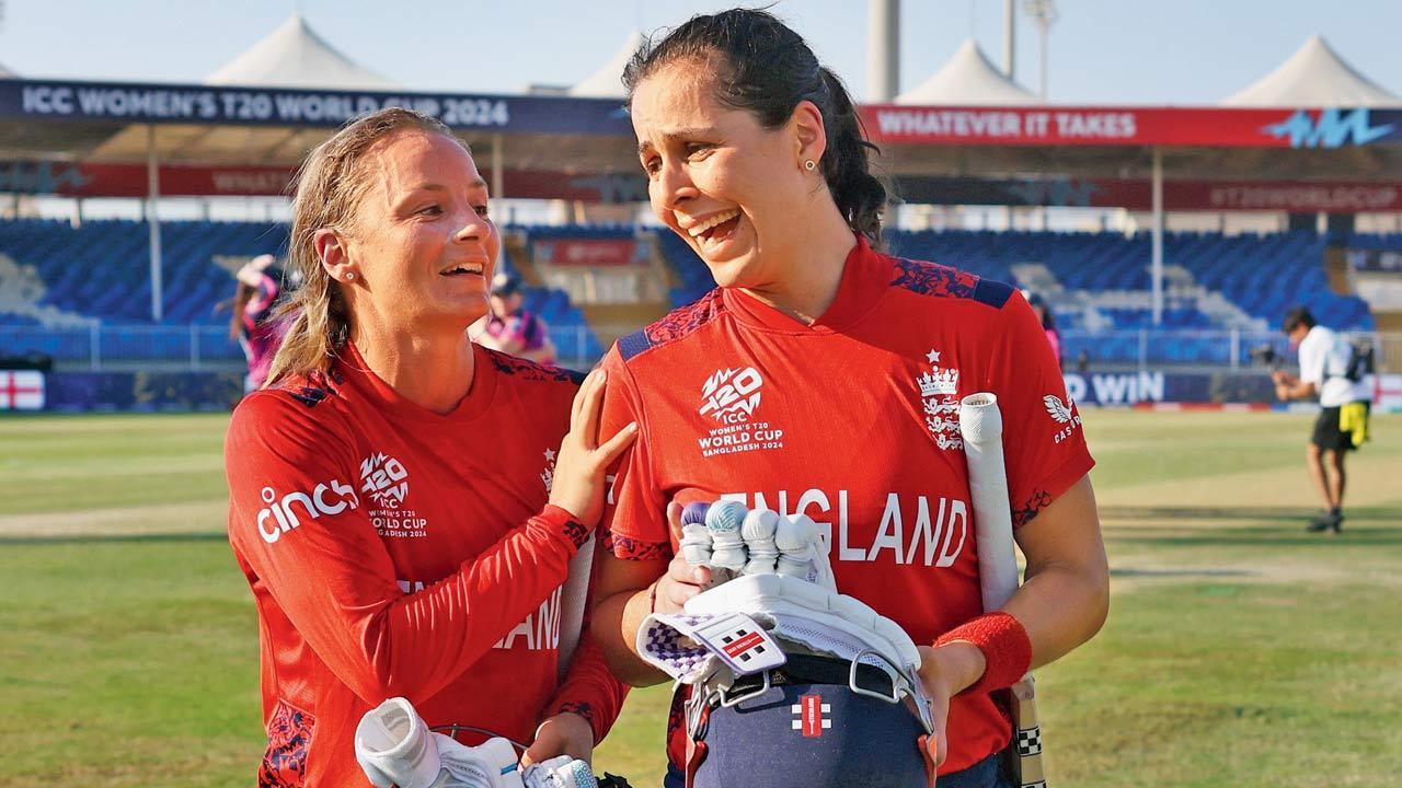 England crush Scotland to close in on semis