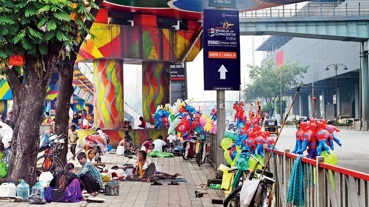 The spots has been taken over by hawkers and toy venders. Pics/Nimesh Dave