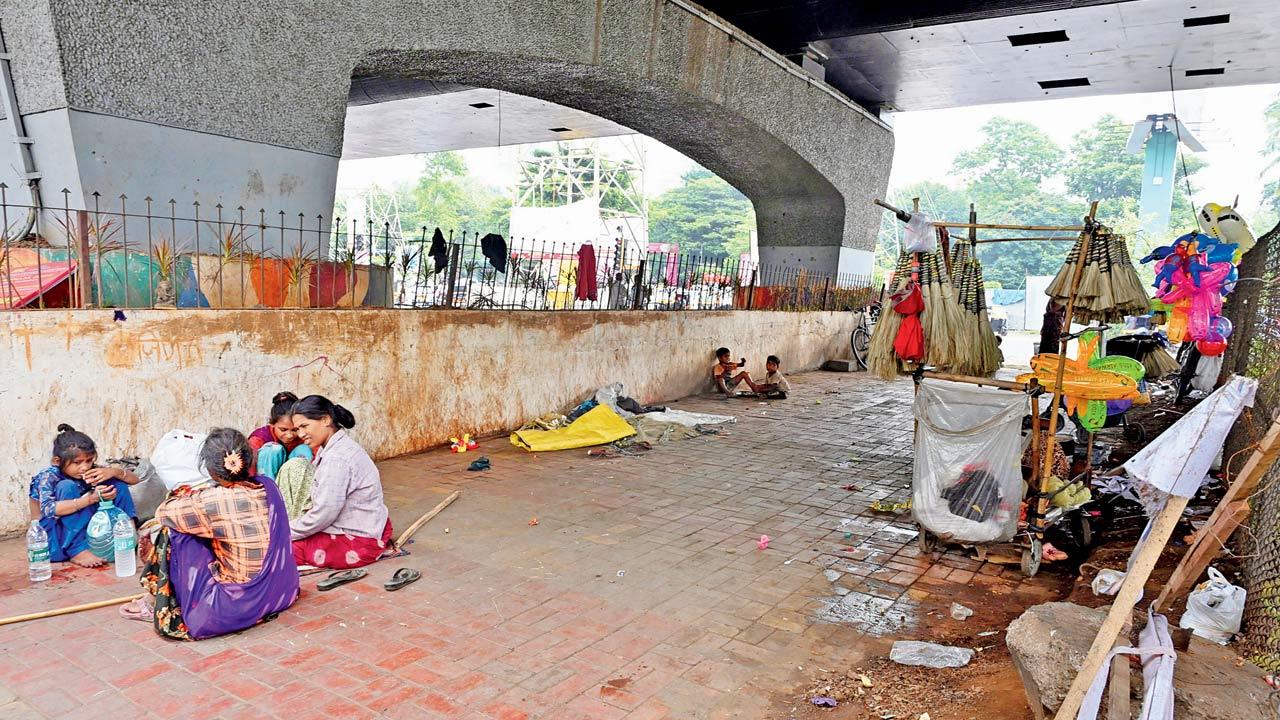 The area beneath the Kandivli flyover has been reduced to a graveyard for clunkers. Pics/Nimesh Dave