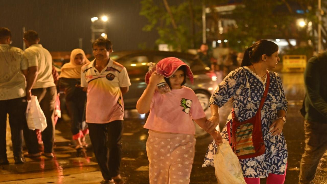 Many who had stepped out to enjoy the Sunday evening did not expect the city to receive rains and had not carried any rain gear with them 
