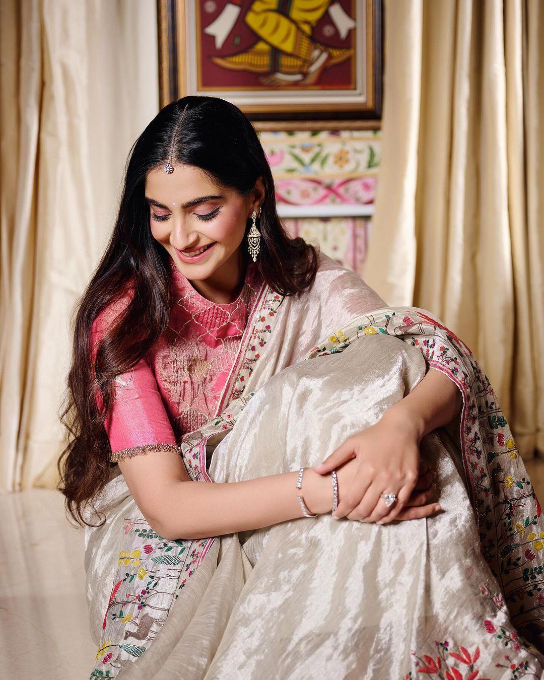 Sonam Kapoor and stunning looks go hand in hand. Check out this beautiful grey saree she styled, paired with a contrasting pink blouse