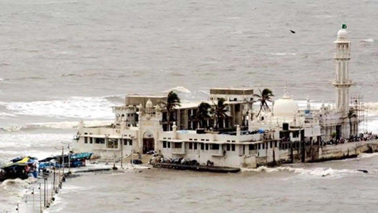 Mumbai: Man makes hoax bomb call to Haji Ali Dargah, demands Rs 10 cr; held