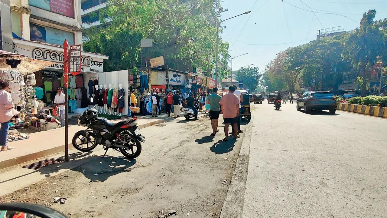 Hill Road
This street market in Bandra is the go-to spot for fashion enthusiasts. With a wide variety of budget options, you can go here for trendy outfits and accessories. (Mid-Day File Pic/Nimesh Dave)