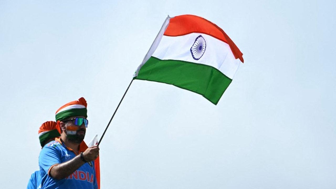 Fans in Pune brave intense heat without water, roof