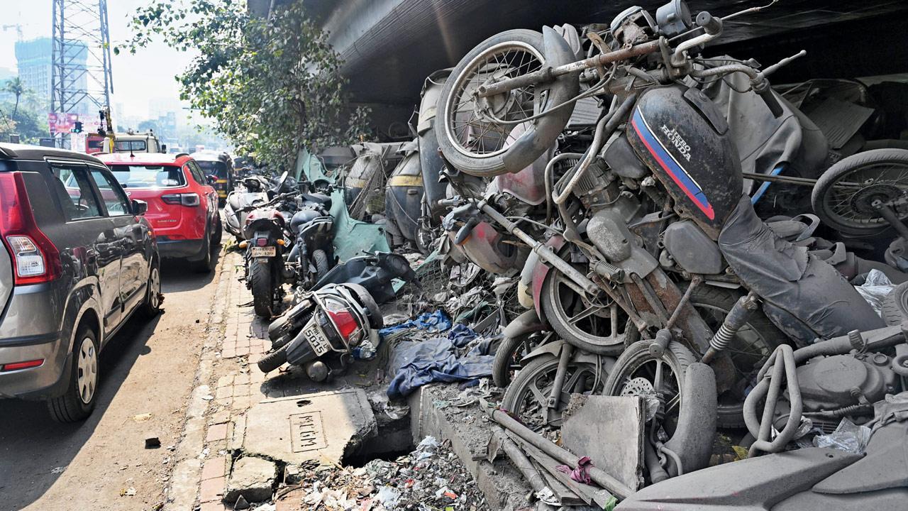 Mumbai: Civic apathy turns parking spot under Kandivali flyover into scrapyard