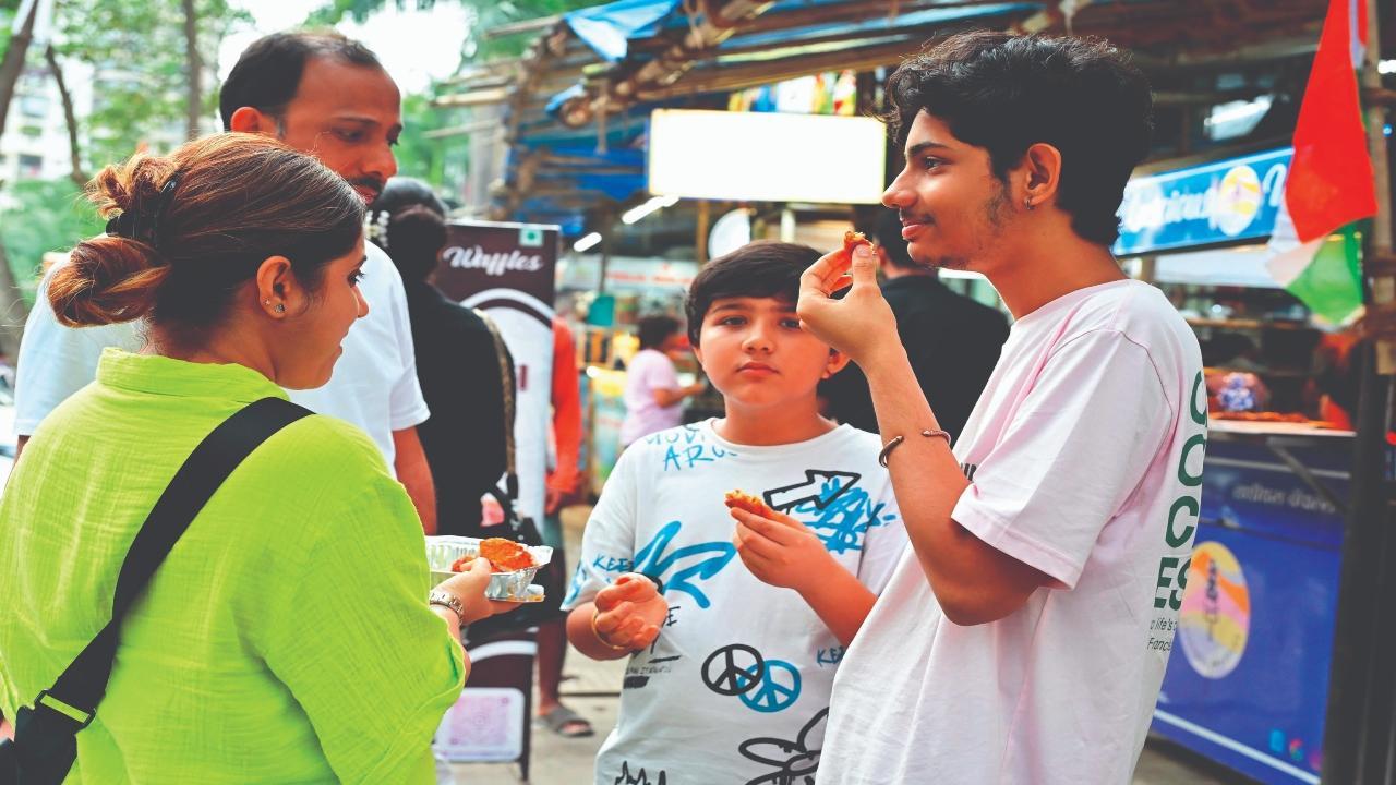A vegetarian food trail through Mahavir Nagar khau gully in Kandivli
