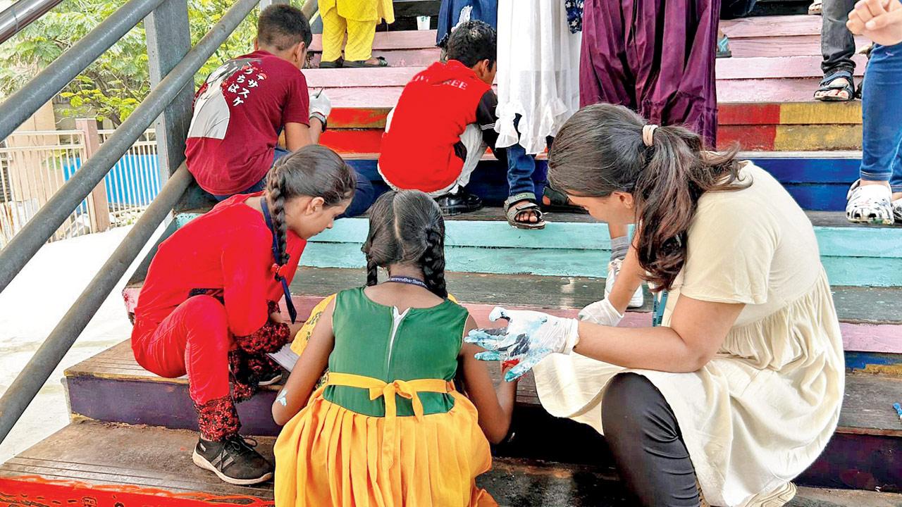 Children paint at King’s Circle railway station