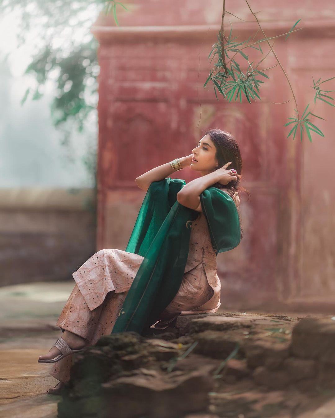 In this outfit, Kritika oozes fashion as she paired her beautiful brown printed suit with a red dupatta. With her hair left open and minimal makeup, she let her natural beauty shine.