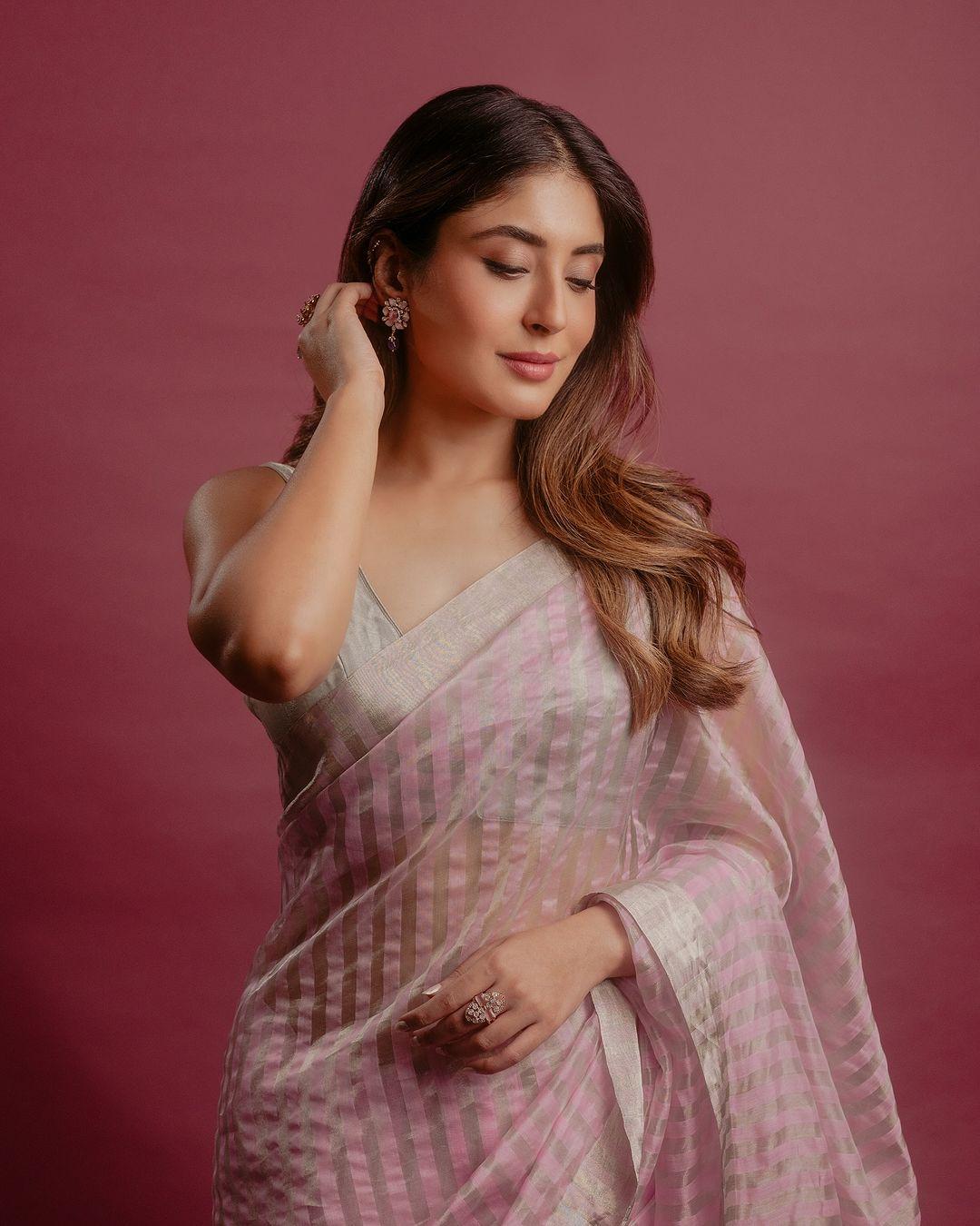 In this look, the actress wore a simple pink saree and paired it with a grey strappy blouse, which established a perfect contrast.