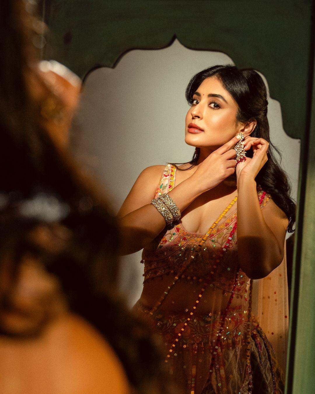 Kritika tied her hair in a stylish hairstyle and opted for minimal yet shiny makeup. While ditching heavy jewellery, the actress wore long and intricate earrings and a stylish ethnic pair of bangles. If you are planning to impress your boyfriend this Diwali, you have got your perfect outfit!