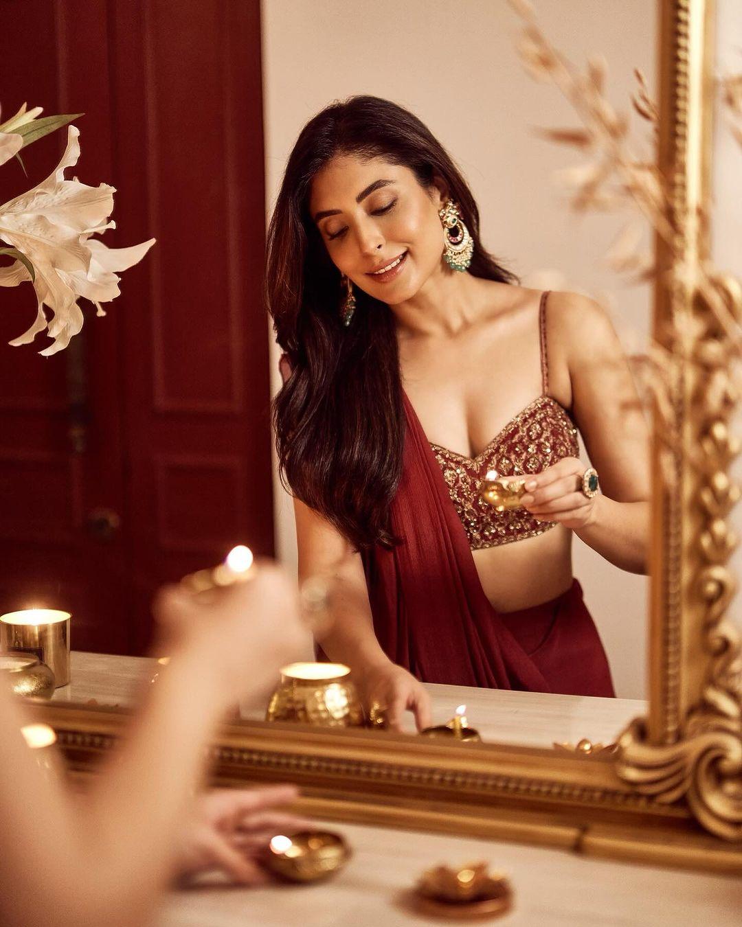 In this look, Kritika wore a stunning maroon saree and paired it with an embroidered strappy blouse that is just perfect for any Diwali party you need to attend.