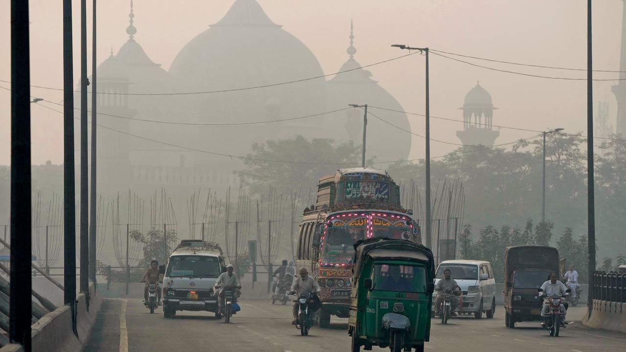 Lahore’s AQI almost at 700
