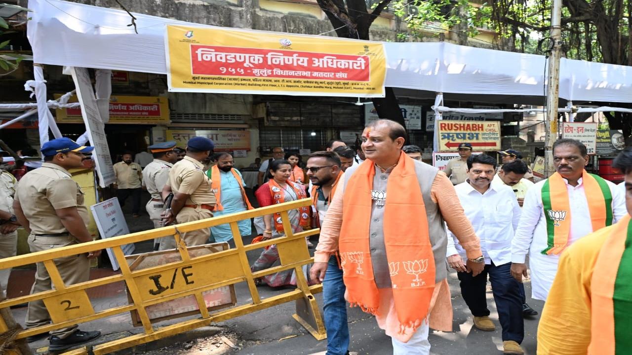 Kotecha was accompanied by his supporters for filing the nomination papers. He also greeted a large number of locals after the procedure 