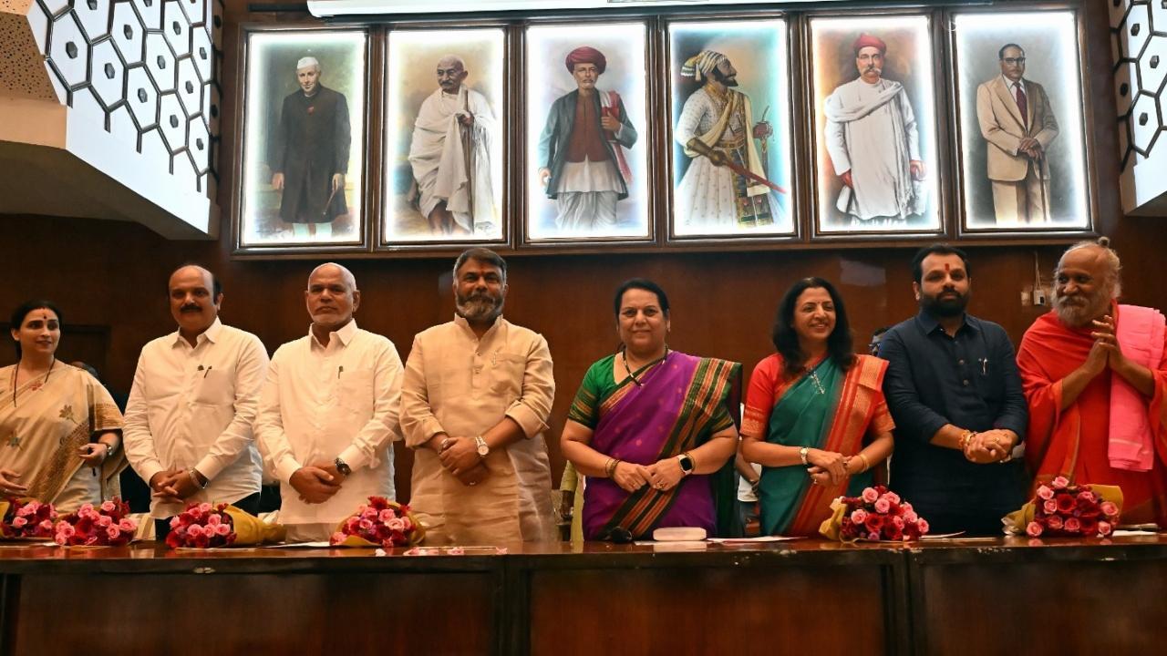 The state government held its swearing-in ceremony at the Vidhan Bhavan. Pics/Sameer Abedi
