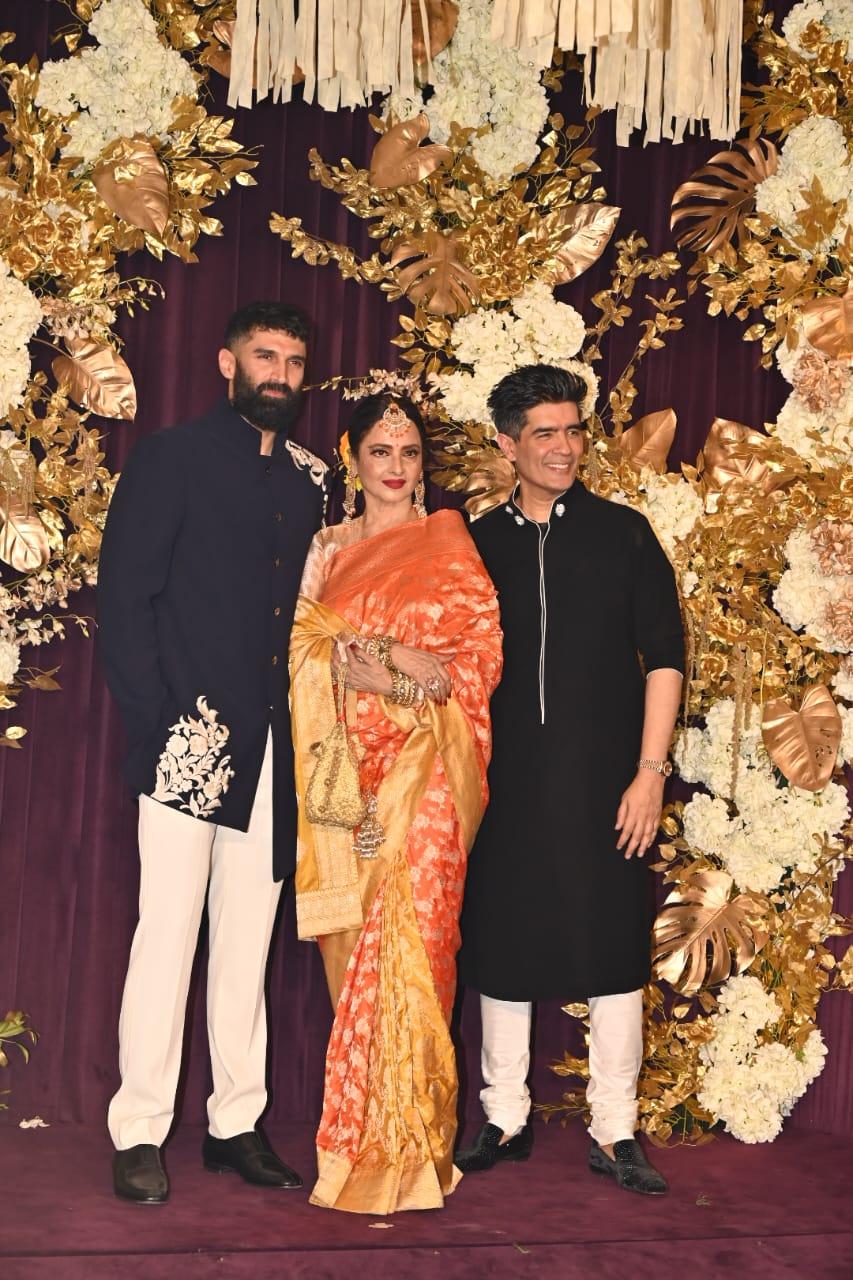 A special mention to Aditya Roy Kapur for choosing a kurta other than a plain black kurta for this Diwali party
