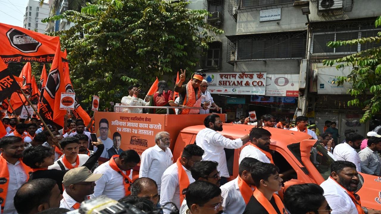 Avinash Jadhav held a roadshow in Kapurbawdi area of Thane on Thursday, October 24, ahead of filing the nomination
