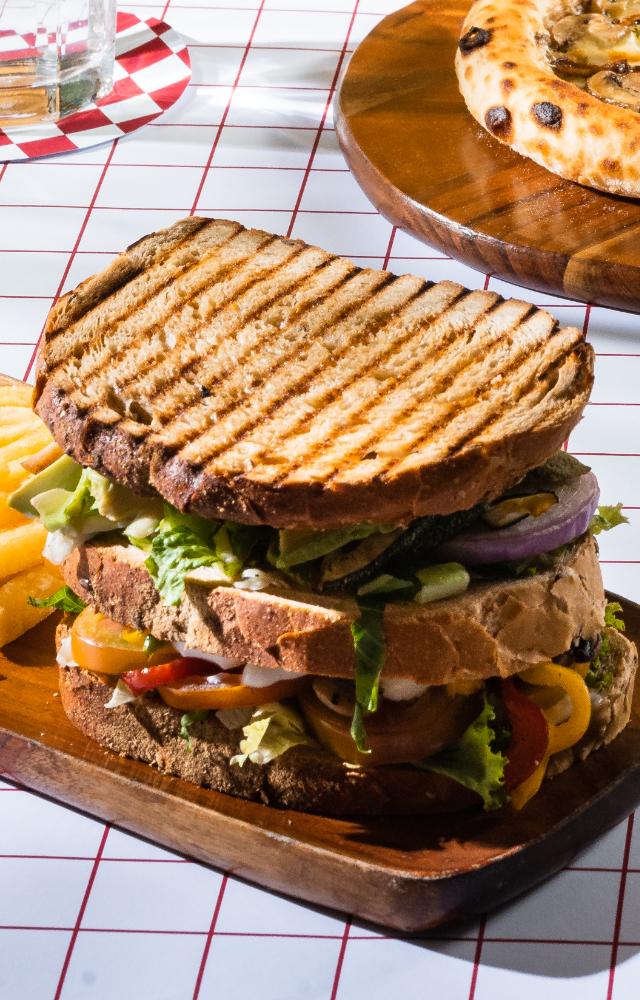 The menu is inspired, they say, from Italy with Neapolitan craftsmanship with the bold flavors of American pies to serve pizzas, pastas and delicious sides