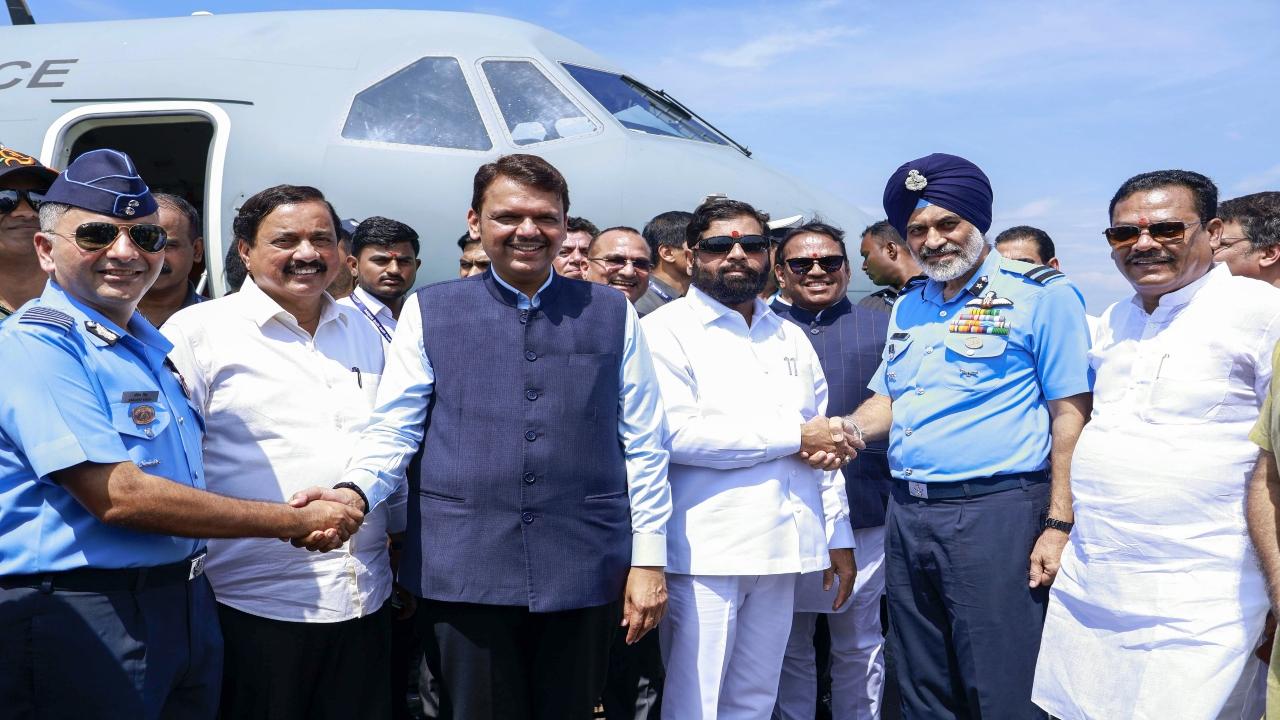 CM and Deputy CM with Air Force officers during the first runway's test landing 