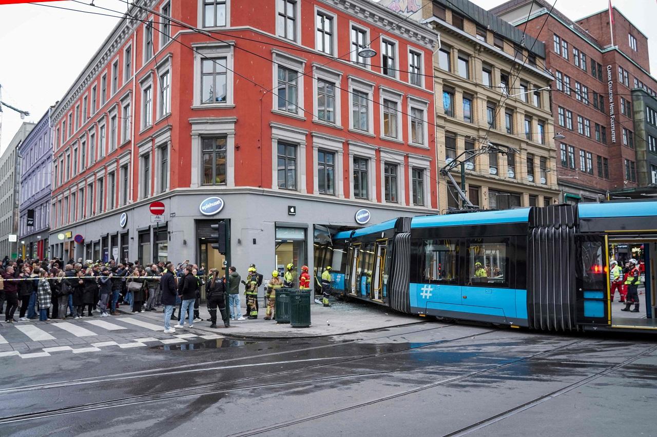 Witness Mohnsin Munir told Norwegian media that he saw the tram coming at high speed. It was supposed to make a left turn but derailed and continued straight ahead and into the shop