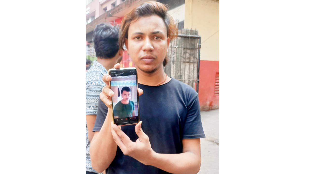 Vikas Gupta showing a picture of his cousin Parmeshwar Gupta. Pic/Prasun Choudhari