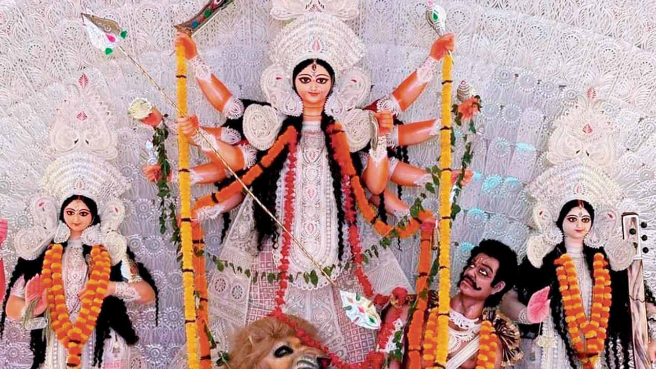 The idol at Notunpalli Sarbojonin’s pandal will be draped in a classic white dhaaker shaaj