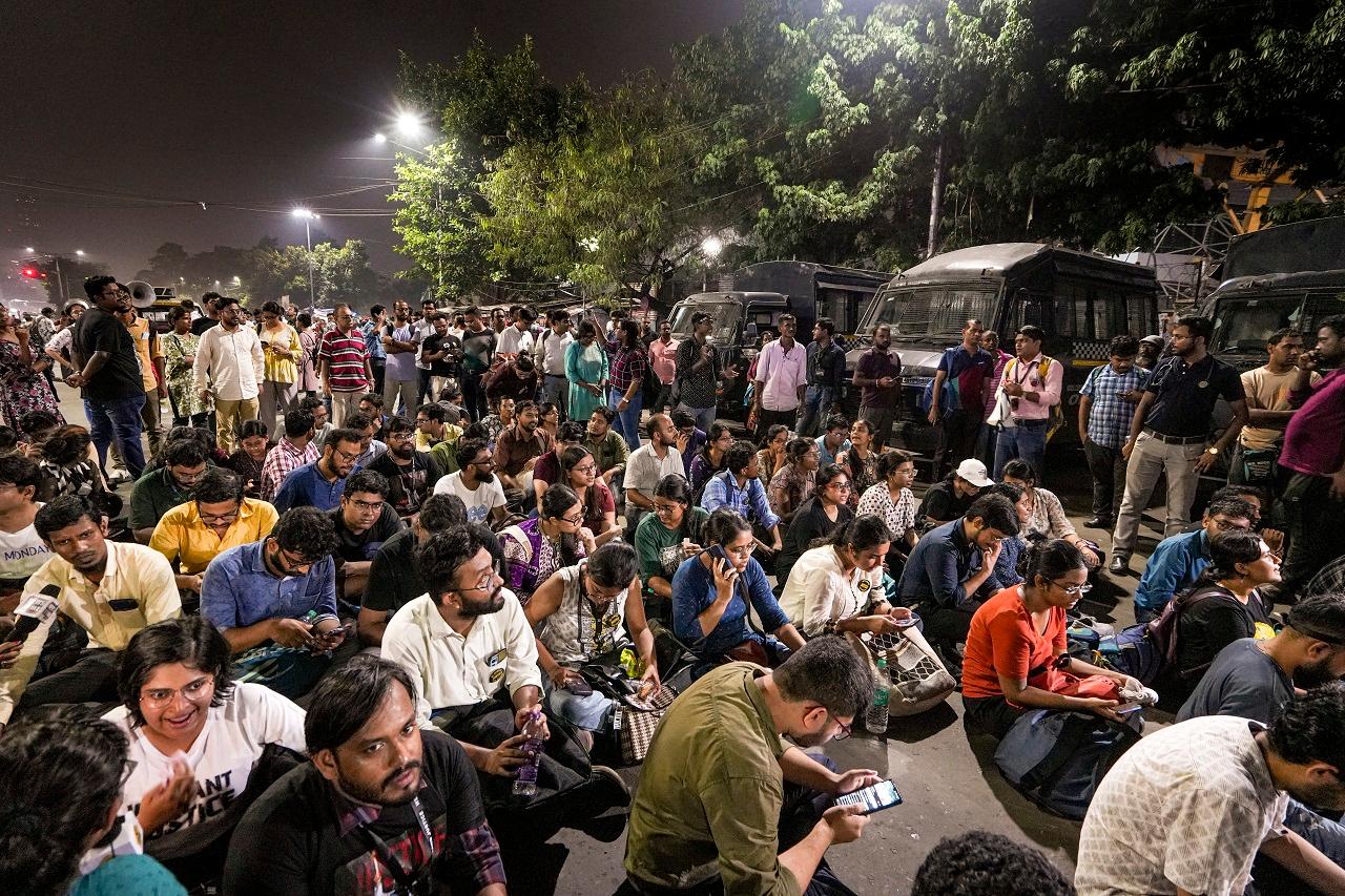 On October 5, the doctors had issued the Bengal state government a 24-hour ultimatum to meet their demands, warning that they would begin an indefinite hunger strike if unmet