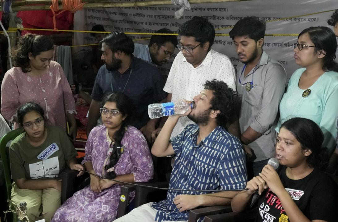 Bengal junior doctors end their hunger strike after meeting with Mamata Banerjee
