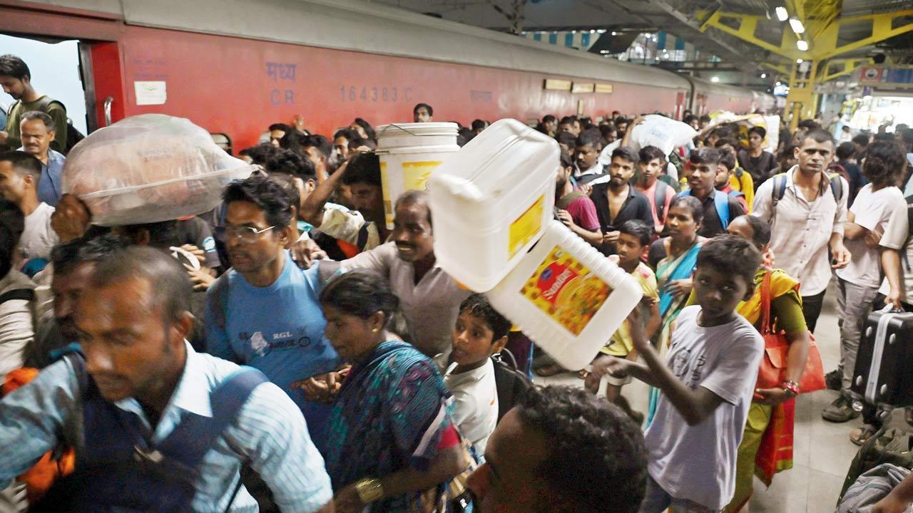 Western Railway bans large-sized passenger luggage across stations