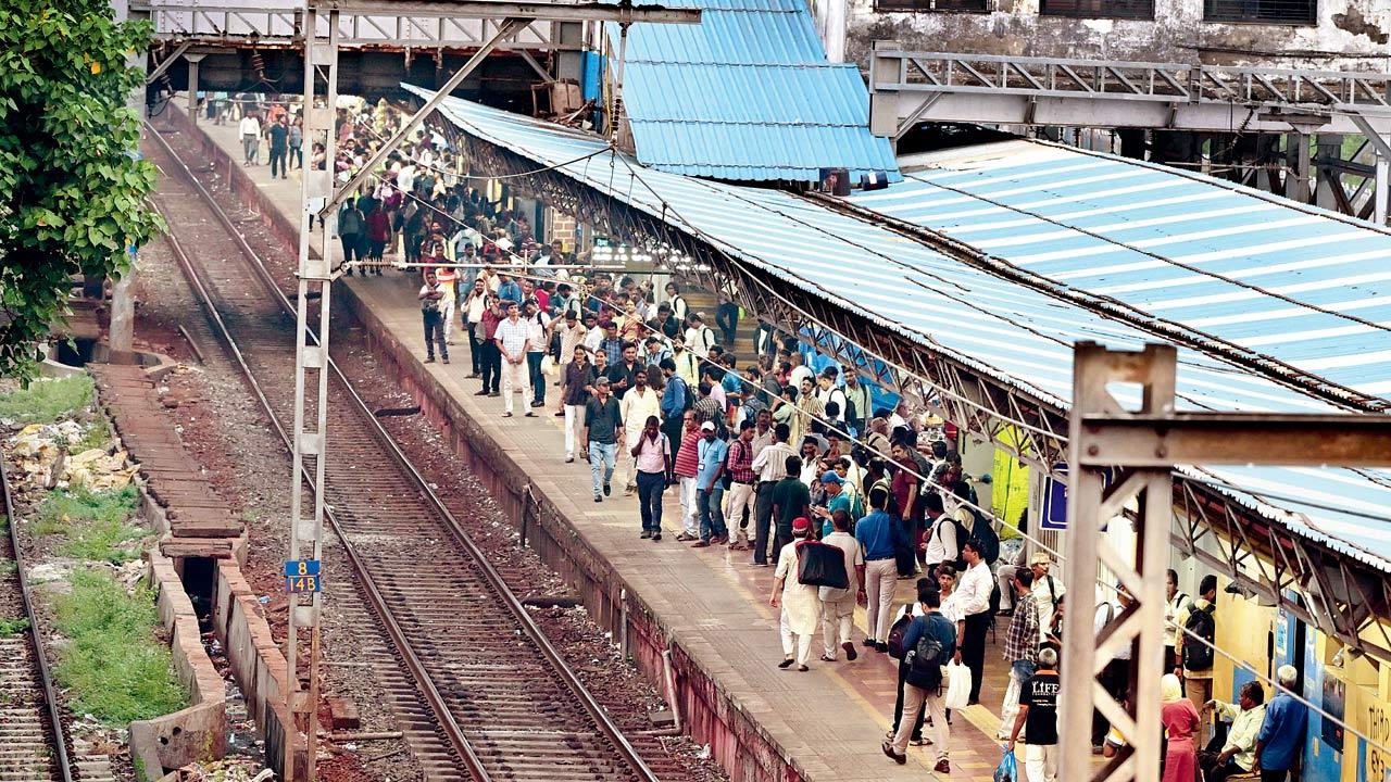Crowded Prabhadevi railway station on Wednesday. Pics/Shadab Khan