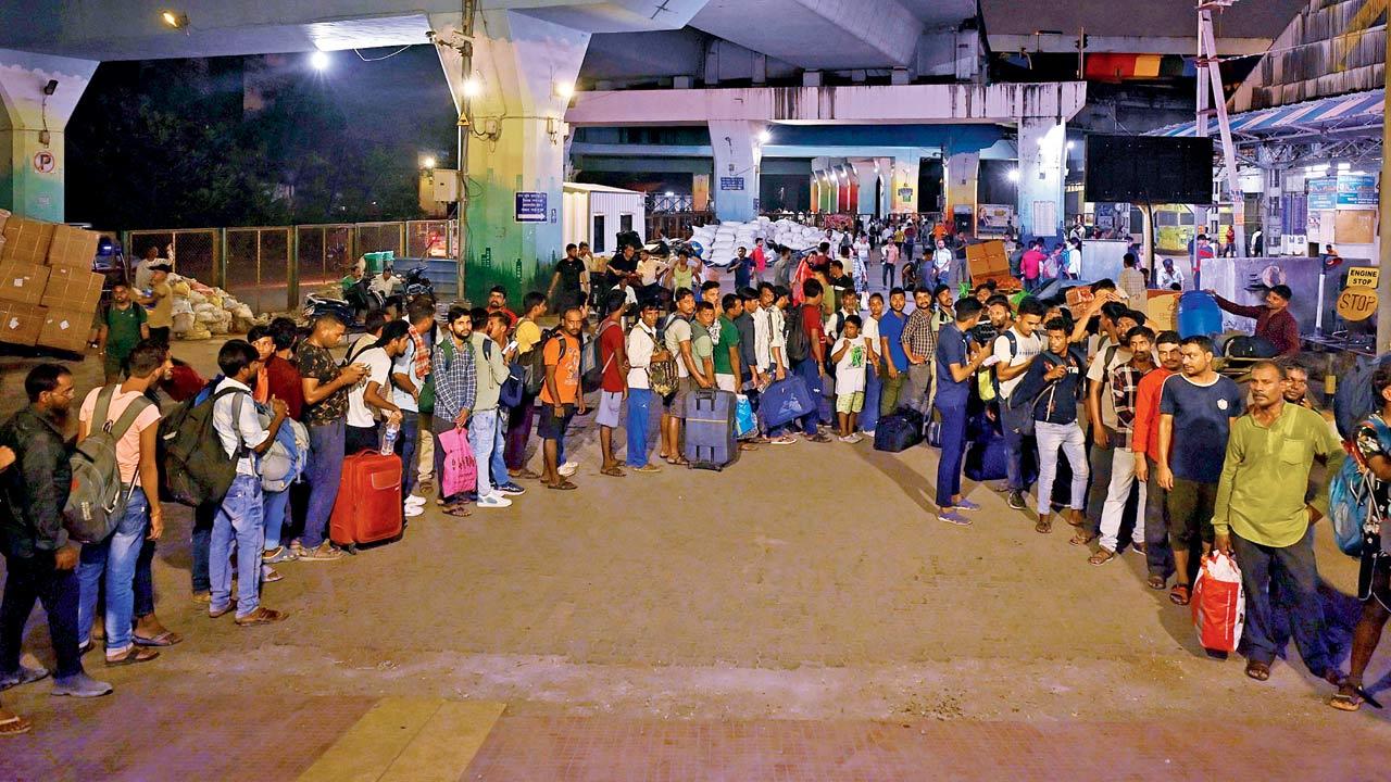 Unreserved travellers queue up outside the Lokmanya Tilak Terminus (LTT) station at Kurla to board the Duronto Express. Pic/Ashish Raje 