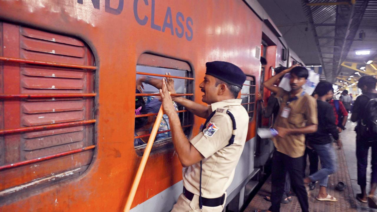 An RPF official intervenes during a fight between passengers on Tuesday. Pic/Ashish Raje