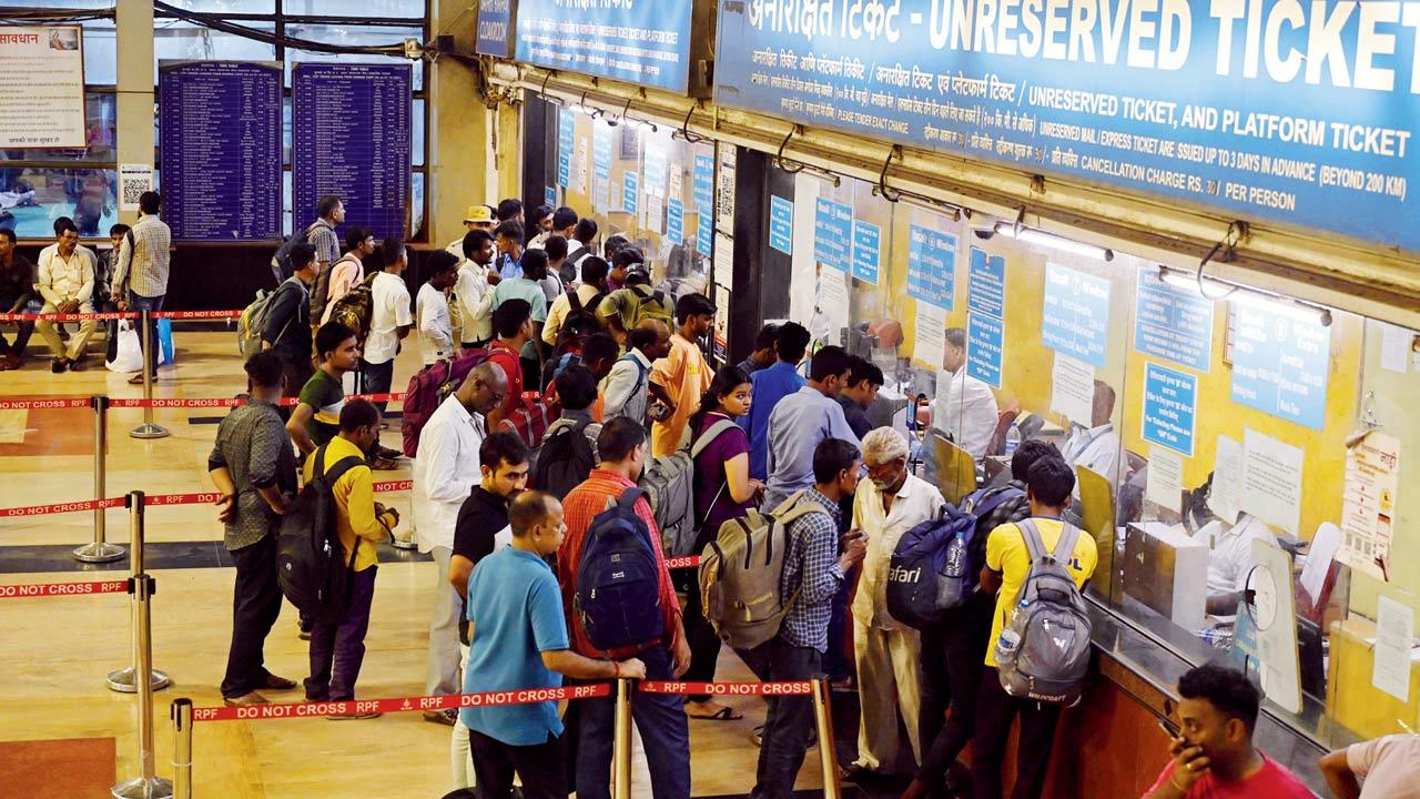 Passengers queue up to buy unreserved tickets at LTT station. Pic/Ashish Raje