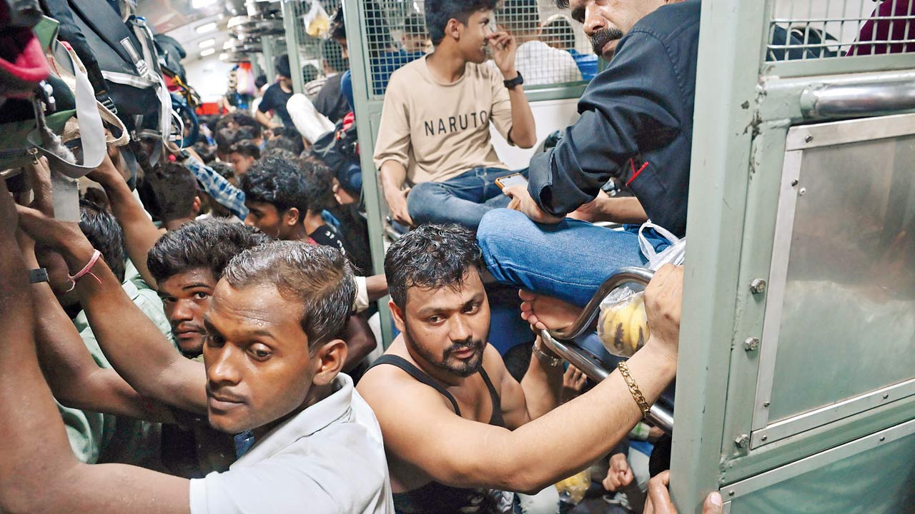 An overcrowded bogey of Jnaneswari Express at LTT station. Pic/Atul Kamble