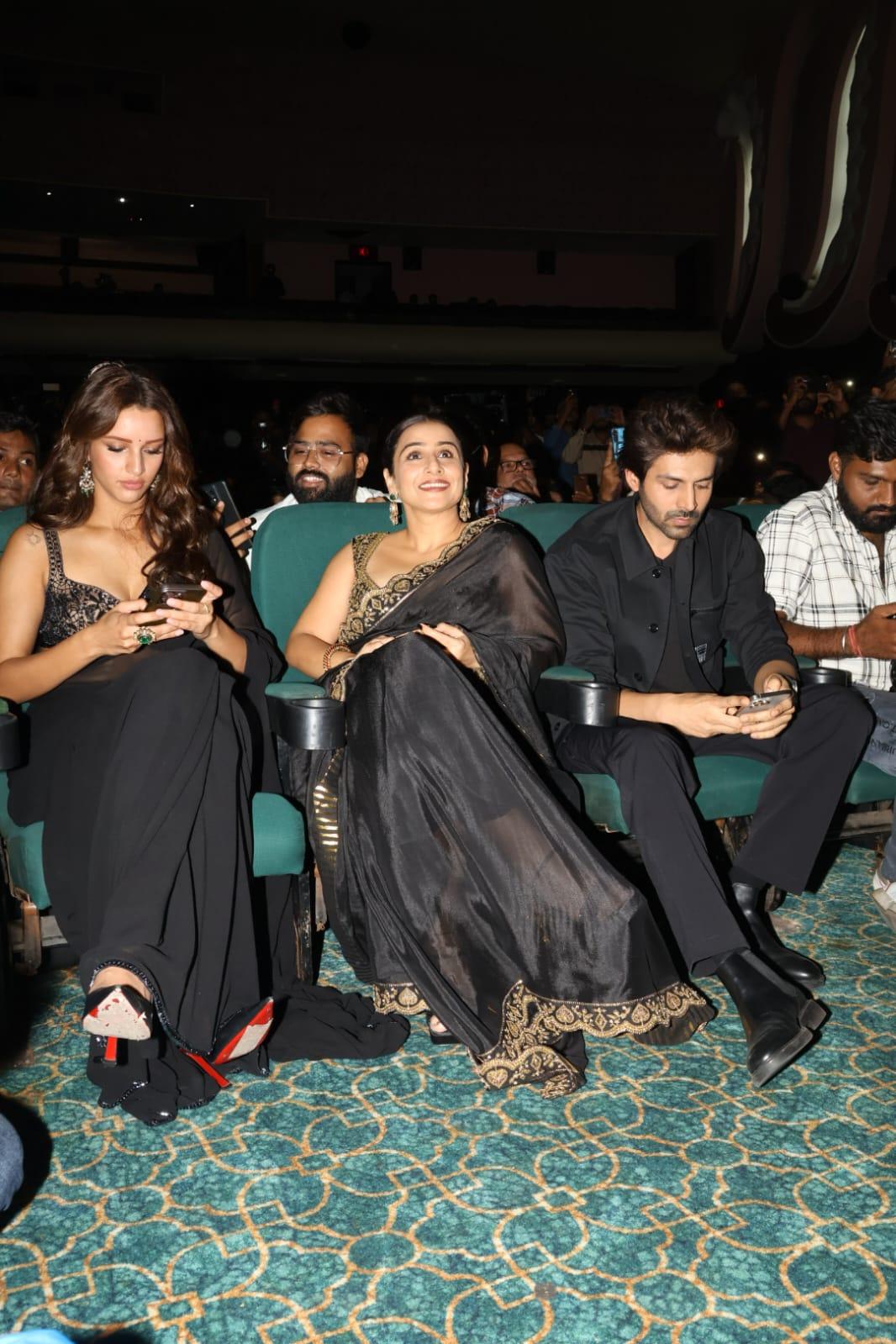 While our youngsters were busy on the phone, it looked like Vidya couldn't get her eyes off the screen