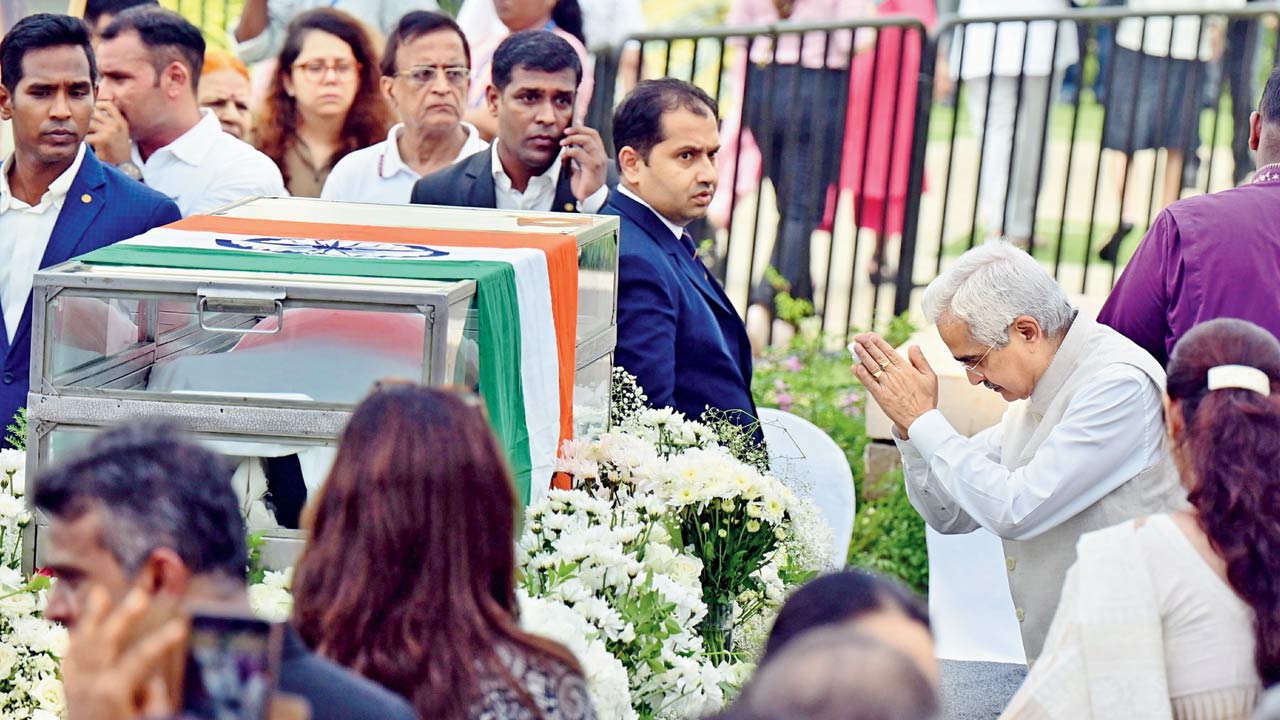 Shaktikanta Das, Reserve Bank of India governor pays tribute to the icon. Pic/Shadab Khan