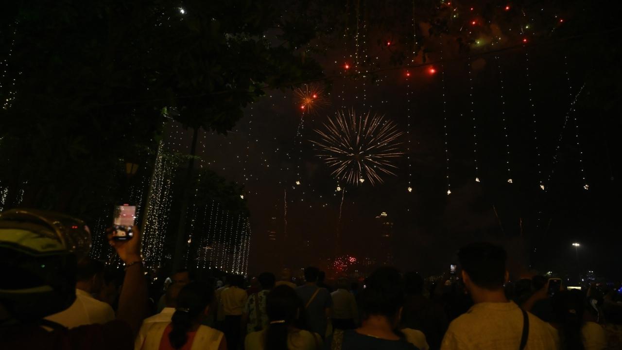 Every year, Shivaji Park is beautifully decorated on the occasion of Diwali and witnesses a large number of spectators who gather to watch the fireworks 