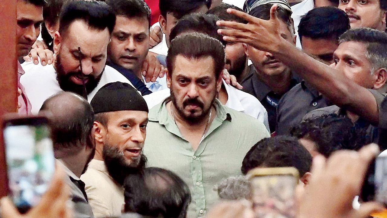 Salman Khan leaving Baba Siddique’s residence in Bandra after meeting the family on Sunday. Pic/Anurag Ahire