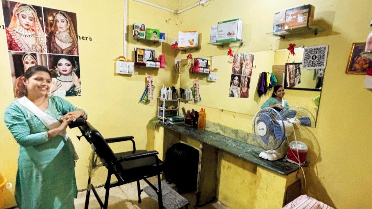 Payal Shendre at the new beauty parlour