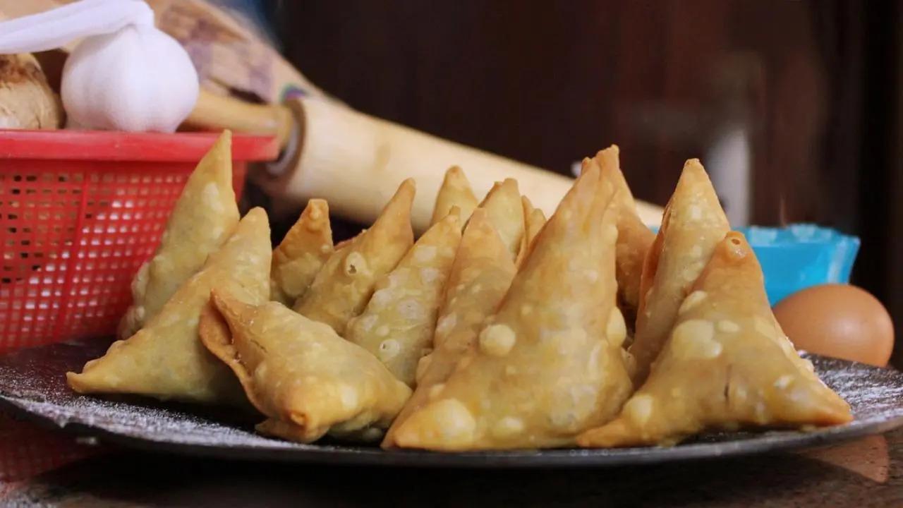 Avoid eating foods that are oily, spicy and processed like pakoda, noodles, chips, fries, samosa, cutlet, chat, kachori, bhel puri and pav bhaji.