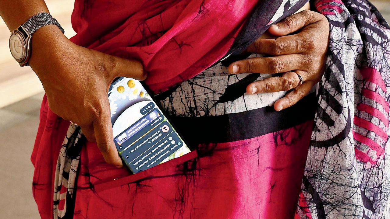 The pocket is discreetly hidden on the right thigh, with the pallu draped over it. It can hold your phone, cash, keys and even an A6 notebook