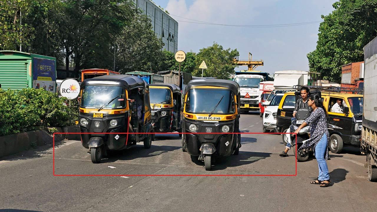 An unmarked speed breaker outside Kurla depot on LBS Road.PIC/ASHISH RAJE