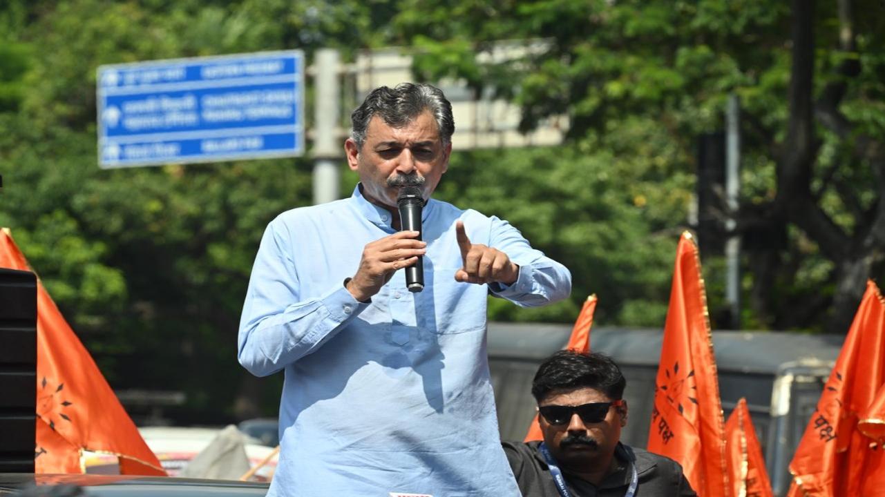 Sambhajiraje Chhatrapati reached Mumbai from Pune along with his supporters on Sunday, October 6