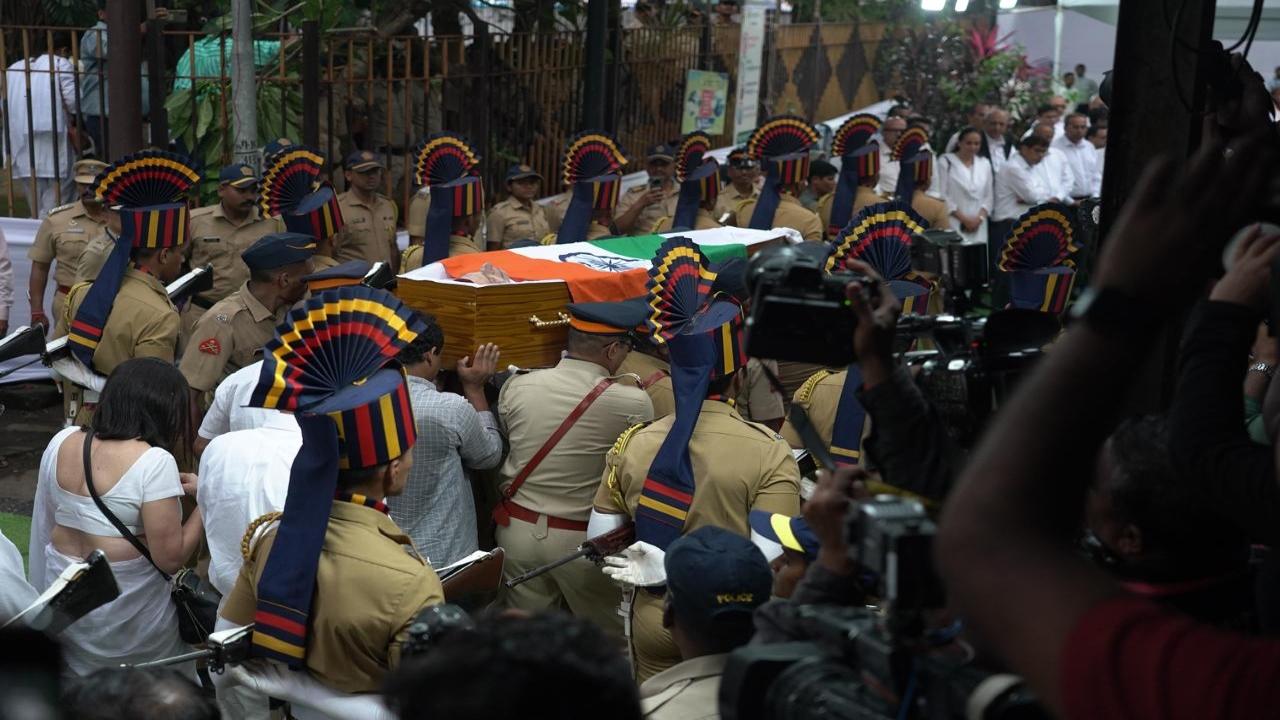 The Mumbai police paid tribute to Ratan Tata with a gun salute