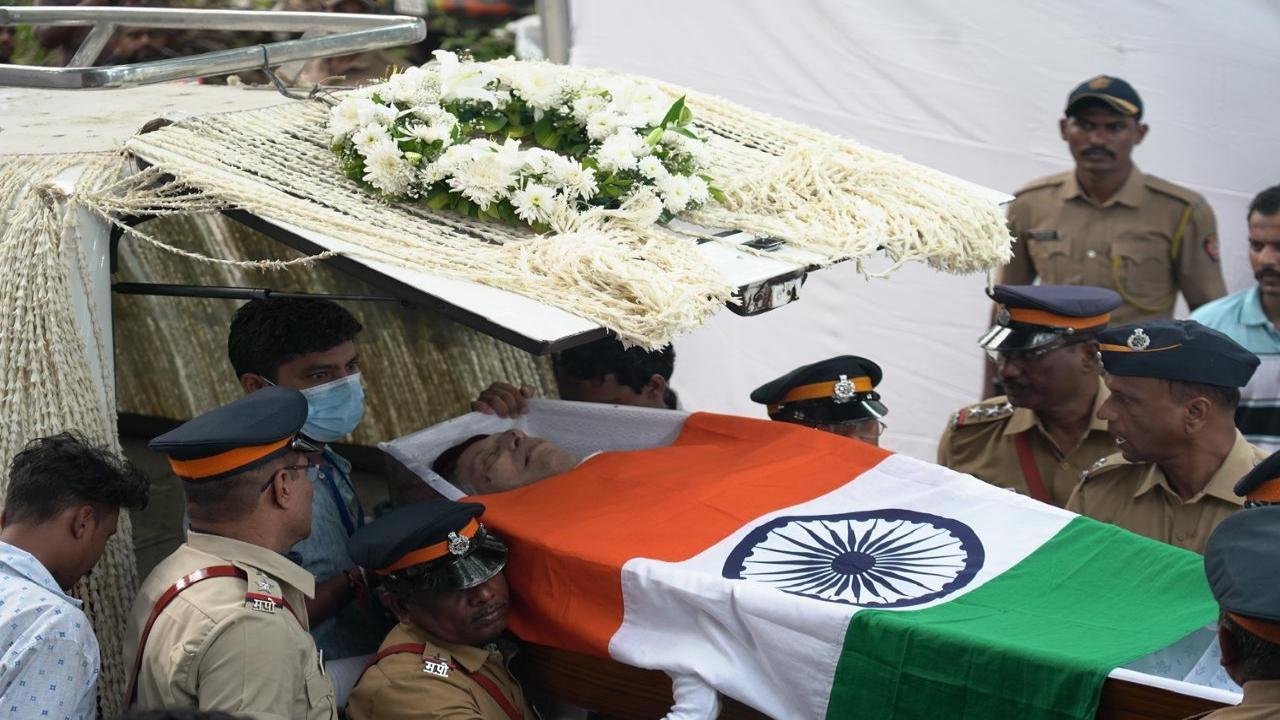 The final rites of renowned industrialist and philanthropist Ratan Tata were performed with full state honours at the crematorium in Worli, Mumbai, on Thursday evening. PIC/Aditi Haralkar