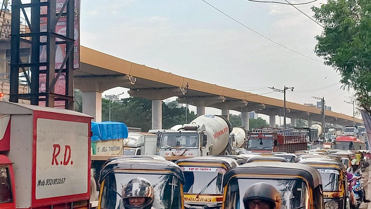 Bumper-to-bumper traffic was seen at the plaza on Tuesday evening. Pic/Prasun Choudhari
