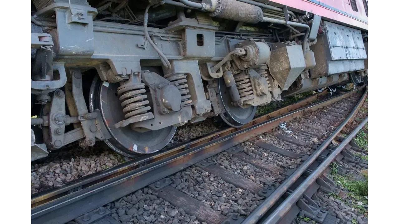 MP: 3 wagons of products train bring oil items hinder in Ratlam MP: 3 wagons of products train bring oil items hinder in Ratlam