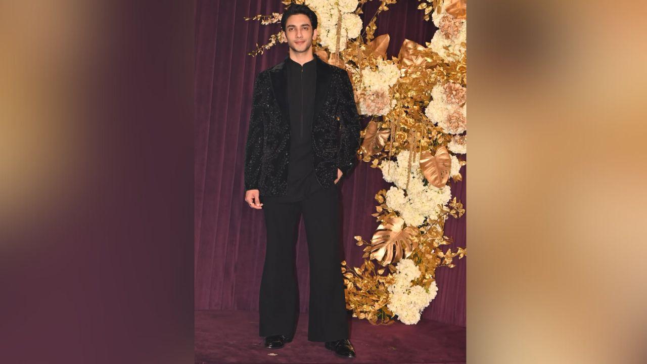 Keeping in with the night of blacks, actor Vedang Raina of Archies fame pulled off a black embroidered blazer over an all-black ensemble.