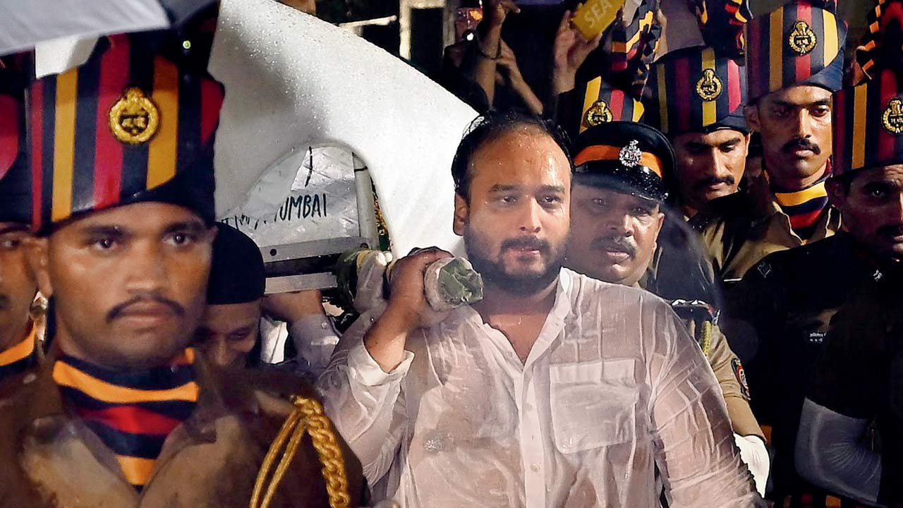 Zeeshan Siddique at his father’s funeral. Pic/Satej Shinde