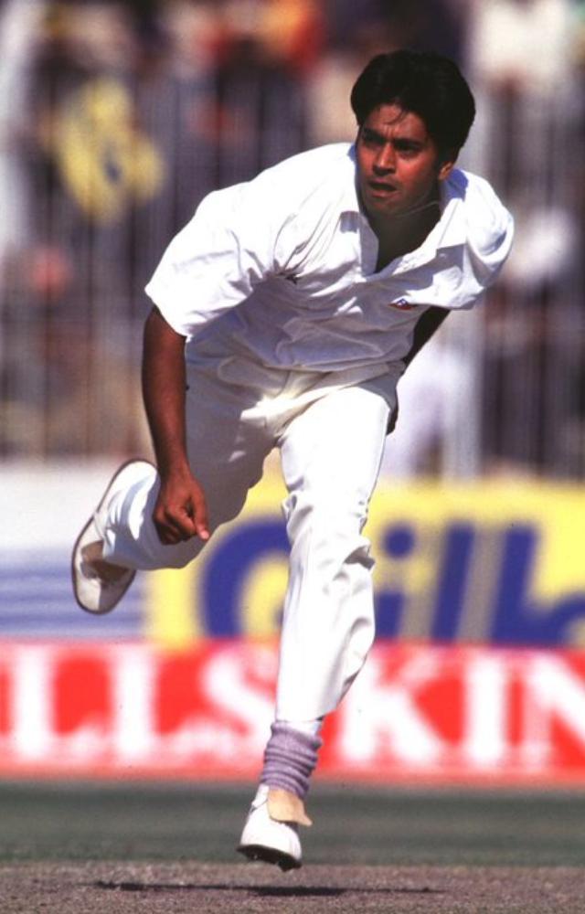 Current senior selector Aaqib Javed and former spinner Saqlain Mushtaq are in fray to replace Gary Kirsten as Pakistan`s new white ball coach