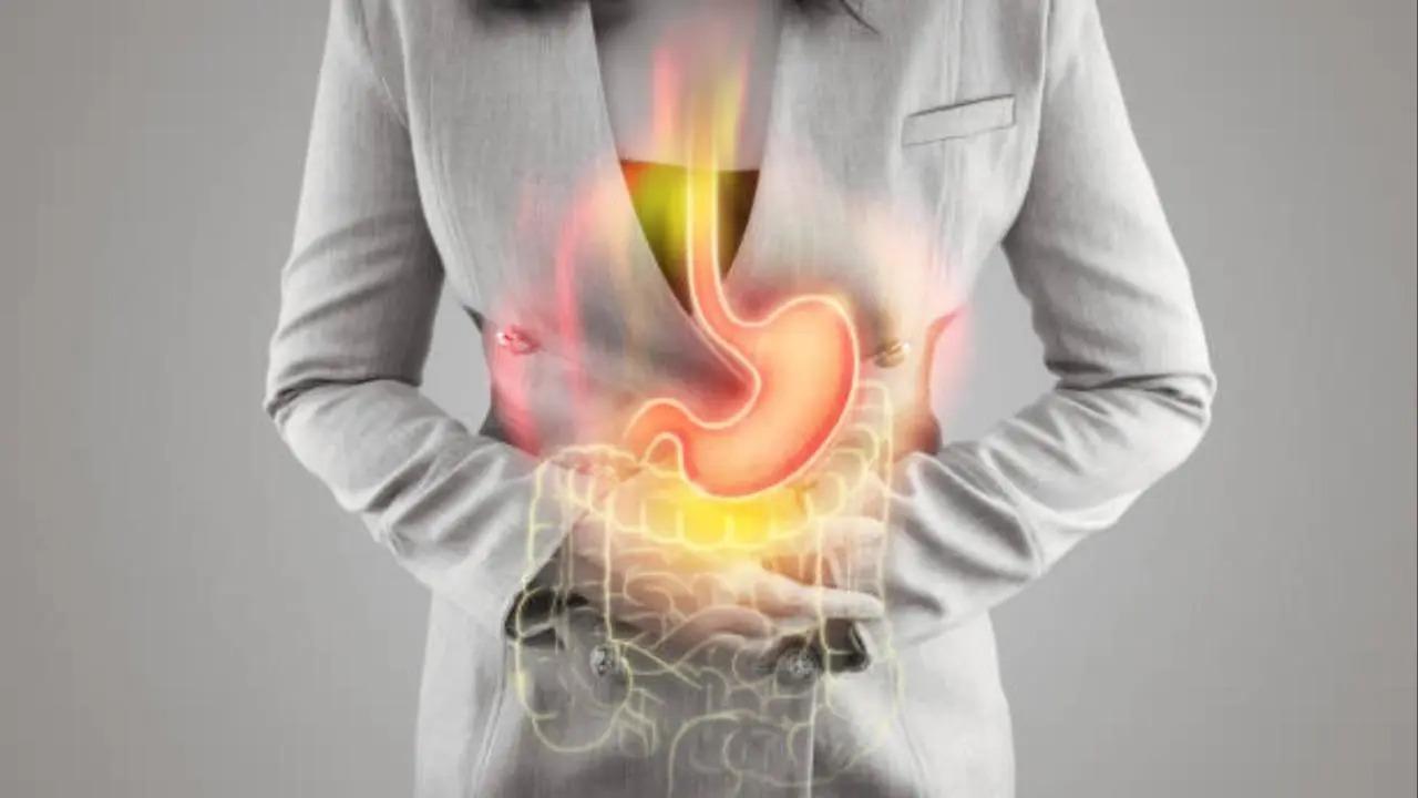 This sudden feasting after 12+ hours of fasting can lead to multiple complications like bloating, indigestion, fatigue, nausea, heartburn and acidity.